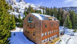             Arbeiten und Wohnen wo andere Urlaub machen - tourisitische Immobilie im Herzen Tirols
    