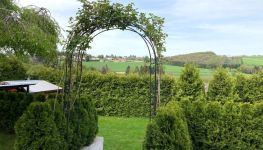             SONNIGES GROSSZÜGIGES EINFAMILIENHAUS MIT TOLLEM FERNBLICK, POOL UND GEPFLEGTEM GARTEN
    