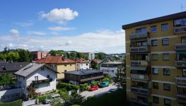             Renovierungsbedürftige 2-Zimmer-Wohnung mit Garage in Salzburg
    