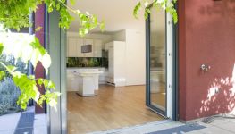             Top ausgestattete Familienwohnung mit Tiefgaragenplatz und Smart-Home-Architektur
    