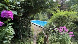             Stilvolles Einfamilienhaus mit Pool und Gartenoase
    