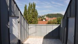             Dachgeschoßwohnung mit Terrasse und Schloßbergblick
    