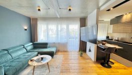             Große exklusiv renovierte 4-Zimmer-Wohnung - inkl. Loggia & Auto-Stellplatz in zentrumsnähe Wels!
    
