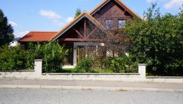             Schön gepflegtes Fertigteilhaus mit Carport und Wintergarten
    