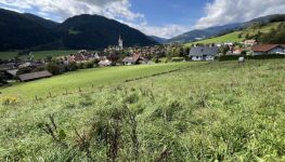             Ein wunderschöner Panoramaplatz an der Sonne
    