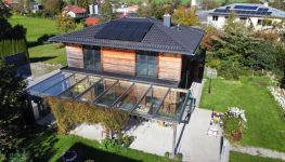             Neuwertiges Scandinavian Blockhaus mit traumhafter überdachter Terrasse in Pram
    