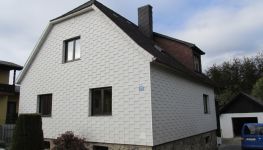             Landhaus mit großzügigen Nebengebäuden und schönem Garten
    