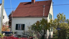             Renovierungsbedürftiges Einfamilienhaus mit Terrasse, Garage in toller Lage zu kaufen!
    